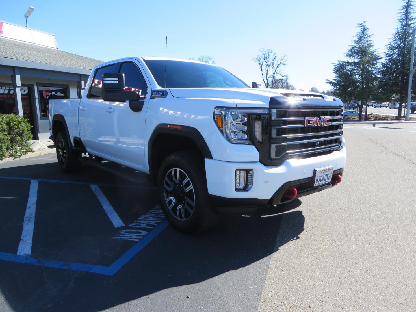 2020 White /BLACK GMC Sierra 2500HD AT4 Crew Cab Short Box 4WD (1GT49PEY9LF) with an 6.6L V8 OHV 16 DIESEL engine, 6A transmission, located at 2630 Grass Valley Highway, Auburn, CA, 95603, (530) 508-5100, 38.937893, -121.095482 - Photo#2